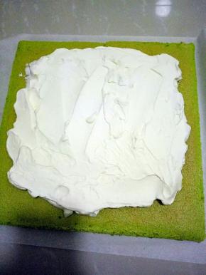 抹在蛋糕片上卷起