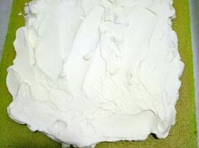 抹在蛋糕片上卷起