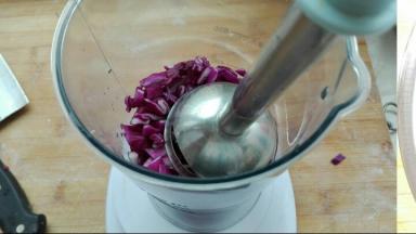 先榨蔬菜汁，将紫甘蓝，胡萝卜泥（我今天分别用的这两样蔬菜）分别加水1：1的比例料理机打碎