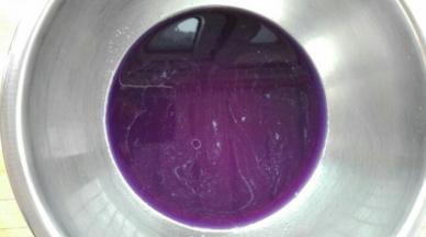 用过滤网过滤一下（胡萝卜我没有过滤，直接用的胡萝卜泥，胡萝卜泥要适当多增加，不能一比一）