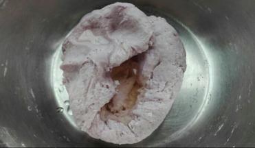 将蔬菜汁加酵母，糖，面粉，盐混合揉出面团，然后加油（玉米油，花生油都可以）揉出光滑的面团