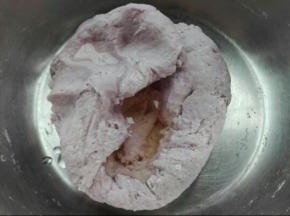 将蔬菜汁加酵母，糖，面粉，盐混合揉出面团，然后加油（玉米油，花生油都可以）揉出光滑的面团