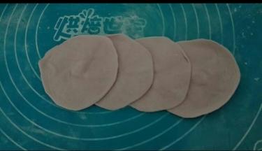 取四至五个剂子（我是一个剂子约15-16克）擀成圆皮，如图错落搭起来