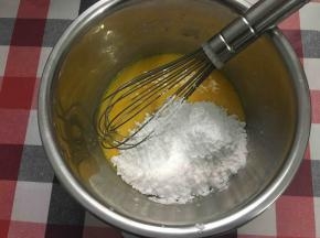 加入80g糖粉，快速划圈搅拌，一直搅拌到颜色变浅