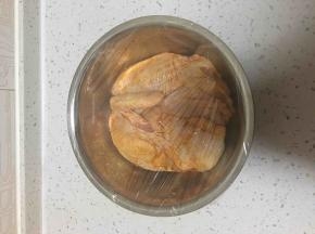 盖上保鲜膜，放入冰箱冷藏过夜