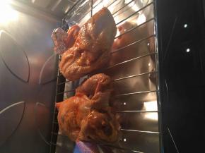 烤箱180度预热，热风功能，烤盘铺锡纸，烤架放在烤盘上，鸡放在烤架上。先烤40分钟，翻面再烤15分钟。