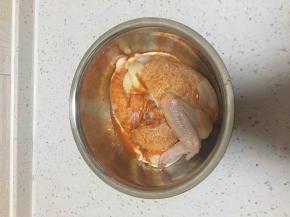 将腌料倒入鸡里，按摩均匀