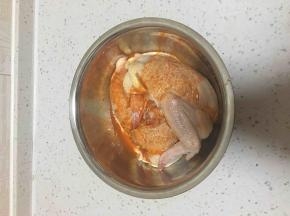 将腌料倒入鸡里，按摩均匀