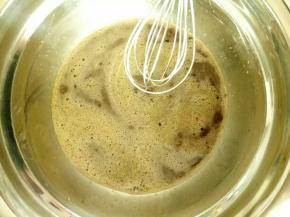 咖啡粉兑一点开水融化晾凉加入鸡蛋里，糖也加入搅匀