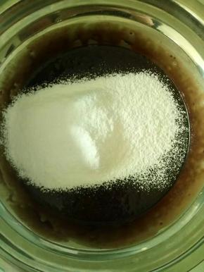 筛入低筋粉和盐拌匀