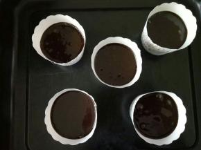 装入纸杯七、八分满，入预热好的烤箱220度8分钟（时间和温度根据自家烤箱调整）