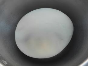 将除花生油外所有材料混合揉至光滑，放入油（花生油，玉米油等都可以）继续揉成光滑面团，进行发酵