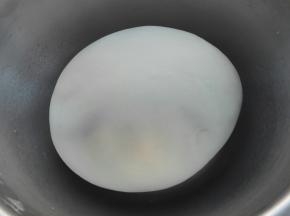 将除花生油外所有材料混合揉至光滑，放入油（花生油，玉米油等都可以）继续揉成光滑面团，进行发酵