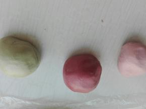 取出少量原色面团分别放入抹茶粉，红曲粉（少放就是粉色）肉揉均匀