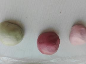 取出少量原色面团分别放入抹茶粉，红曲粉（少放就是粉色）肉揉均匀