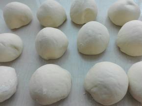 剩余面团分成自己喜欢大小的剂子