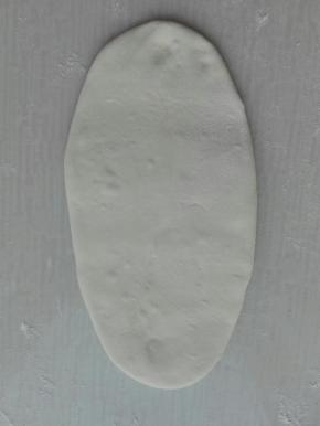 取一个剂子擀成长椭圆形