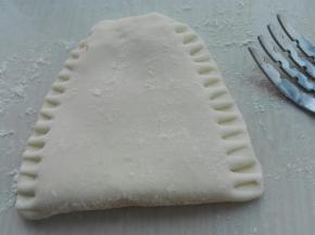 对折，两边用叉子按压到一起