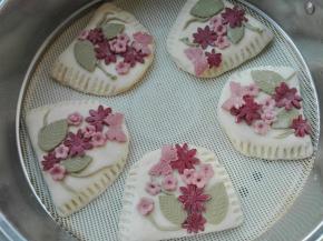 沾点水，分别装饰上去即可