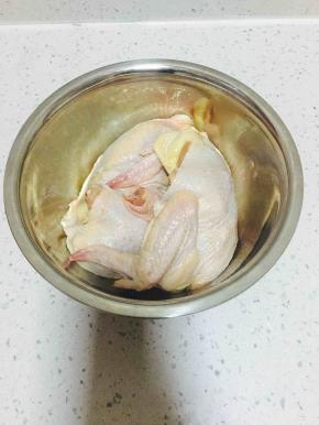 洗干净控好水的鸡一分为二，用牙签在鸡身上扎些小孔。