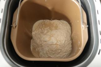 原料除黄油外，先液体后固体，糖盐对角放，酵母最上的顺序放入面包桶，启动和面程序。