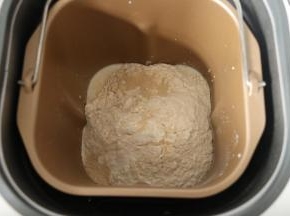 原料除黄油外，先液体后固体，糖盐对角放，酵母最上的顺序放入面包桶，启动和面程序。