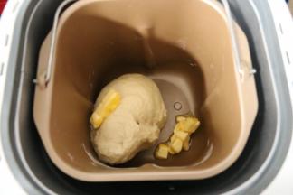 揉至面团有Q性时，加入软化的黄油，继续揉至面团能拉出薄而坚韧的薄膜，即完全阶段，面团加盖保鲜膜，进行基础发酵。