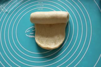 反面压薄底边从上往下卷起，松弛十分钟。