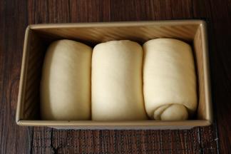 二次发酵八分满，盖上土司盒盖子。