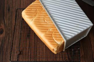 烤箱上下管预热180度，底层烘烤45分钟，出炉即可脱模。