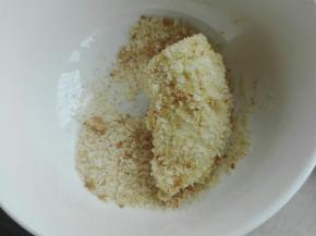 裹好蛋液的香蕉段在均匀裹上面包糠