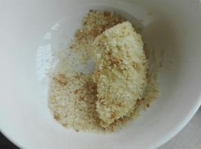 裹好蛋液的香蕉段在均匀裹上面包糠