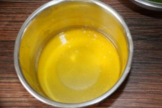 1 把原料C黄油融化成液体备用。