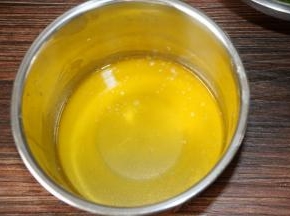 1 把原料C黄油融化成液体备用。