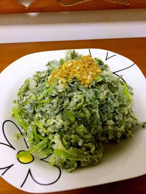 把茼蒿装盘，浇水蒜汁即可，也可先拌好再装盘哦！开吃吧！