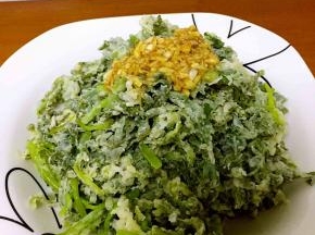 把茼蒿装盘，浇水蒜汁即可，也可先拌好再装盘哦！开吃吧！