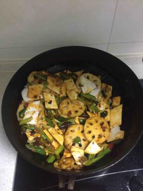 然后再加入配菜炒制5成熟，加适量水