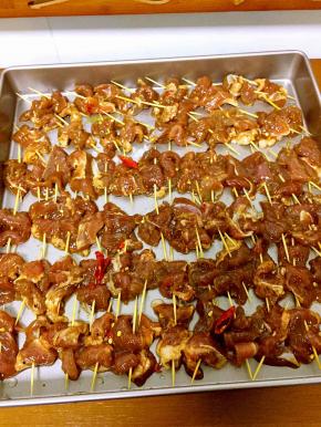 把腌好的的羊肉用牙签串起来，均匀的放在烤盘上，我用的不沾烤盘，没有的话可烤盘上铺上锡纸刷少许油。