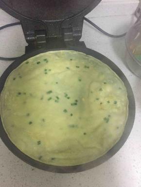 等1-2分钟打开锅盖，煎饼已鼓起大包，表面刷少许油，然后锅铲轻轻翻面，翻面后再煎1-2分钟，煎好啦