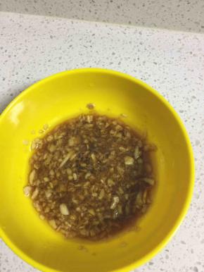 蒜汁制作，把蒜拍碎加盐捣碎，加一点点水，加入香醋、香油、鸡精调匀