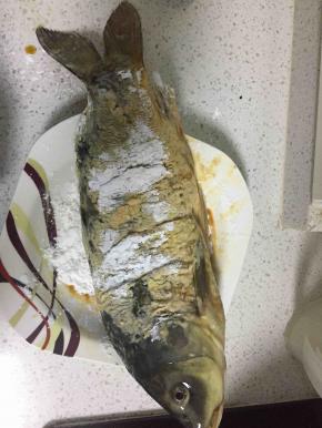 把腌制好的鱼全身蘸上玉米淀粉