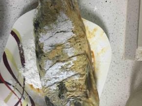 把腌制好的鱼全身蘸上玉米淀粉