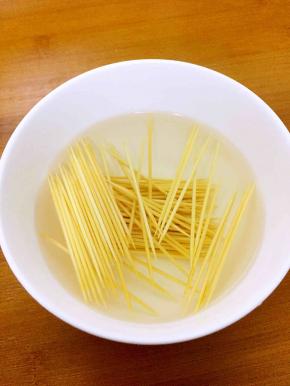 腌制差不多的时候开始泡牙签啦，用开水泡3分钟。（泡牙签可以避免烤的时候牙签糊掉）