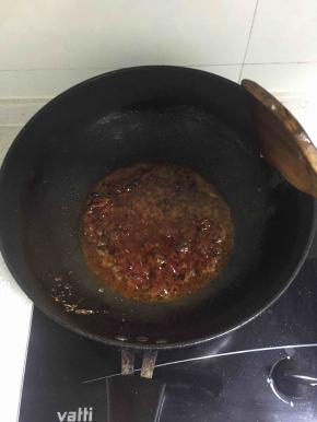 这时候开始准备炒蔬菜，先把油加入国内，然后加适量郫县豆瓣和海天黄豆酱炒制均匀