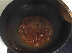 这时候开始准备炒蔬菜，先把油加入国内，然后加适量郫县豆瓣和海天黄豆酱炒制均匀