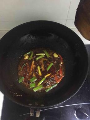 然后再加入花椒、大料、干辣椒等香料和葱姜蒜。