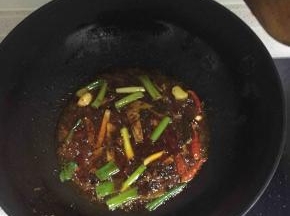 然后再加入花椒、大料、干辣椒等香料和葱姜蒜。