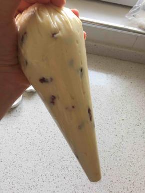 把揉均匀的面团用刮刀装入裱花袋中，裱花袋头剪大小适中的洞。