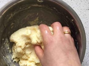 把融化好的黄油加入面团中用手揉至面团把黄油全部吸收，然后在加入剪碎了蔓越莓干揉均匀。