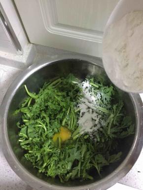 茼蒿洗净切段，加鸡蛋和适量面粉